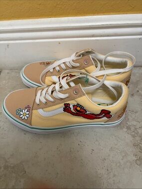 Limited edition Vans Kids Yellow Tan Elmo & Daisy Low-Top Skate Shoes